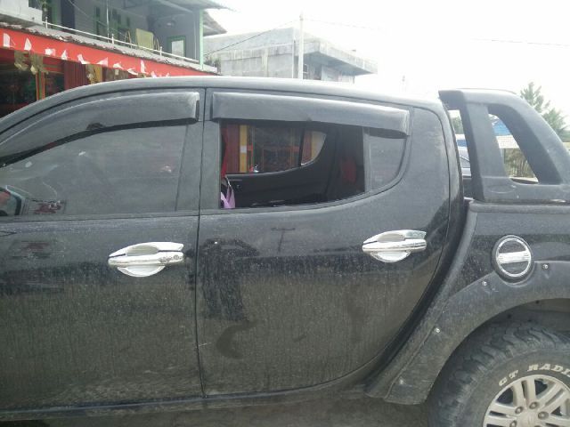 tampak-kaca-mobil-korban-pecah