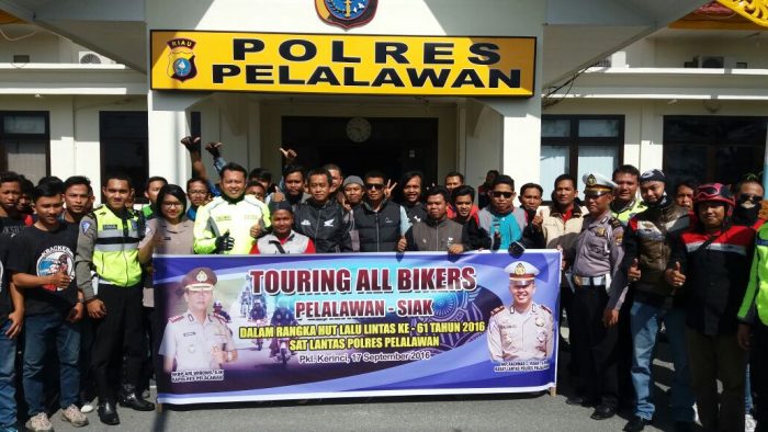 Kapolres Pelalawan AKBP Ari Wibowo SIK,Kasat Lantas Rachmad C Yusuf SIK Beserta Jajaran Polres Pelalawan dan Peserta Pengemar Motor foto Bersama Sebelum Berangkat.