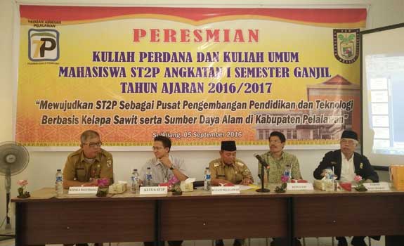 Bupati-HM-Harris-Beri-Kuliah-Umum-Mahasiswa-Angkatan-Pertama-ST2P