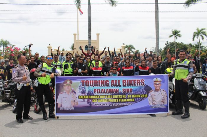 Kapolres Pelalawan Beserta Rombongan Foto Bersama Didepan Istana Siak