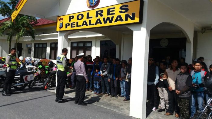 Memberikan Arahan Kepada Komunitas Motor Sebelum Berangkat dan Berdoa Menurut Kepercayaannya Masing mAsing