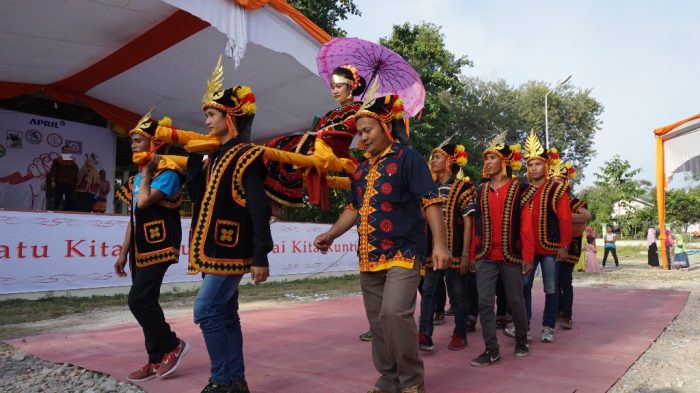 Ikatan Keluarga Nias (IKN) memanggul putri diatas pada saat pawai Pekan Seni dan Budaya Riau Komplek RAPP, Minggu (2/10). Pawai ini diikuti 12 paguyuban yang ada di komplek RAPP tersebut.