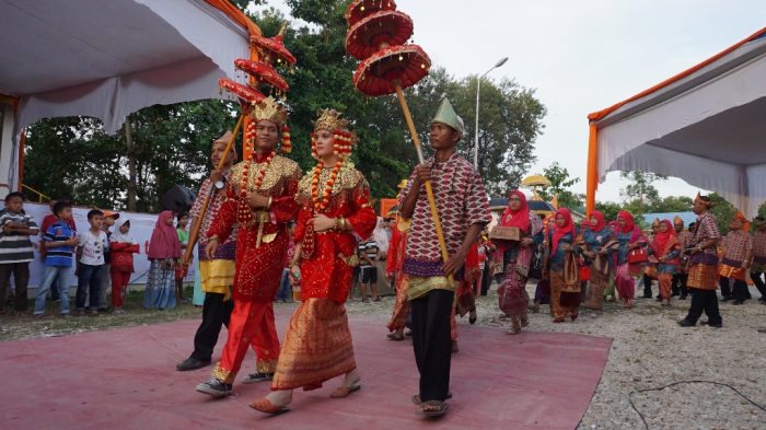 Ikatan Keluarga Asal Sumsel (IKASS) menampilkan baju adat dari Sumatera Selatan dalam pawai Pekan Seni dan Budaya Riau Komplek RAPP, Minggu (2/10). Pawai ini diikuti 12 paguyuban yang ada di komplek RAPP tersebut.