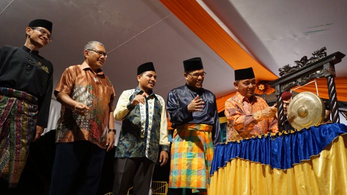 Bupati Pelalawan, H Harris saat membuka Pekan Seni dan Budaya Riau Komplek RAPP yang didampingi Direktur RAPP, Rudi Fajar dan Direktur Operasional RAPP, M Ali Shabri