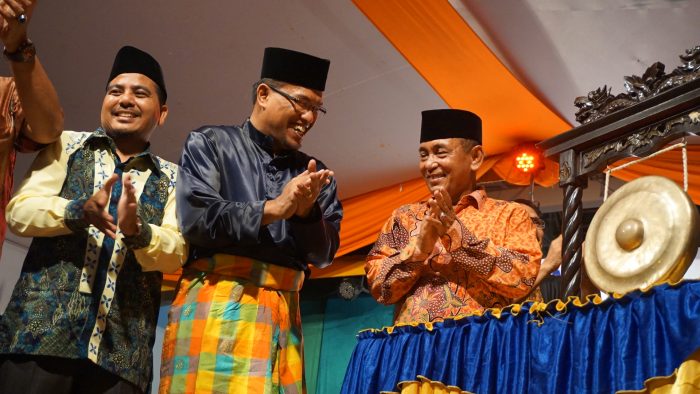 Bupati Pelalawan, H Harris saat membuka Pekan Seni dan Budaya Riau Komplek RAPP yang didampingi Direktur RAPP, Rudi Fajar dan Direktur Operasional RAPP, M Ali Shabri