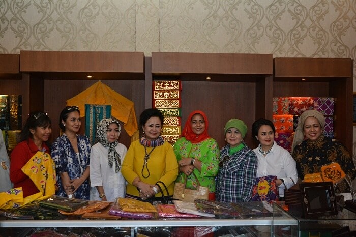 Ketua TP PKK Kabupaten Siak Hj Misnarni Syamsuar foto bersama Rombongan Asosiasi Pengusaha Jasaboga Indonesia di Kantor Dekranasda Kabupaten Siak. 27 Oktober 2016