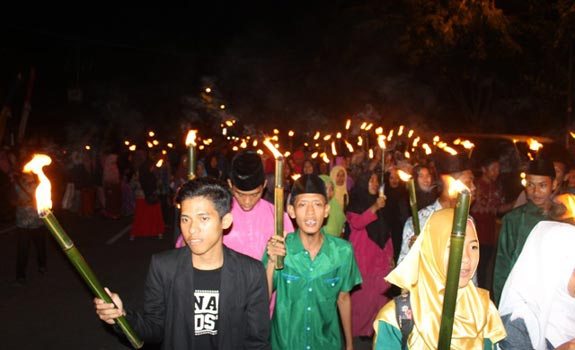 ratusan-mahasiswa-memenuhi-ruas-jalan-mengikuti-pawai-obor-malam-1-muharram