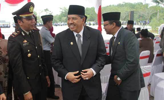 wabup-siak-alfedri-berbincang-dengan-akp-ali-azar-usai-upacara-peringatan-hari-kesaktian-pancasila-di-halaman-kantor-bupati-siak