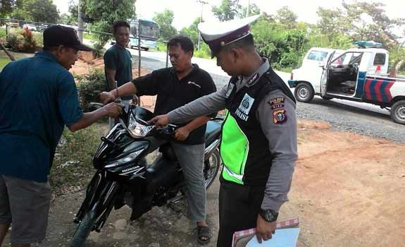 unit-lantas-polsek-rengat-barat-melaksanakan-patroli-siang-di-jalan-lintas-timur-ds-sei-dawu-menegur-pengendara-yang-tidak-memakai-tnkbplat-kenderaan