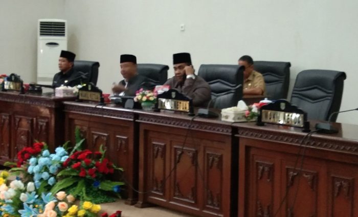 Pimpinan DPRD Abdul Muas memimpin sidang paripurna, didampimgi Hardi Chandra dan Sekda Rohul Abdul Haris, saat sidang paripurna 3 Ranperda,