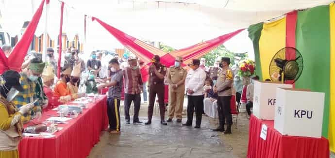 Wagubri H.Edi Natar Nst, Kapolda, Bupati Rohul, Ketua KPU Rohul, tinjau prosesi pelaksanaan Pilkada Rohul 2020 di TPS 10 Desa Pematang Berangan, Kecamatan Rambah.