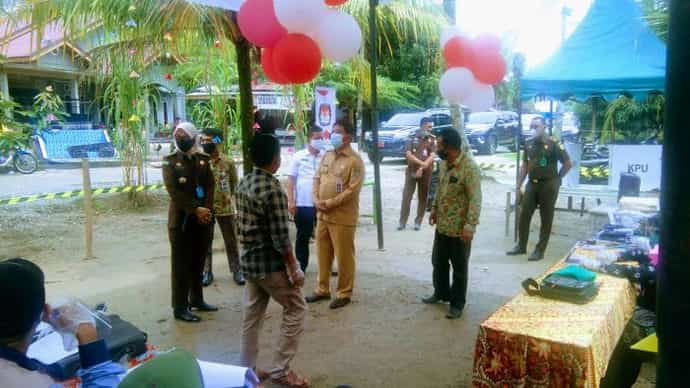 Sekda Abdul Haris, Kajari Rohul dan jaksa laiinnya, melihat TPS 001 Desa Sialang Jaya Kecamatan Rambah, yang dihias unik.