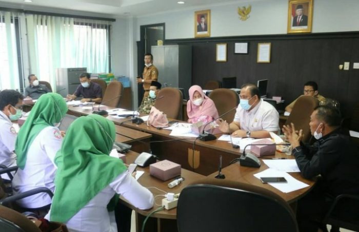 Pihak RS madani saat menjelaskan terkait kendala belum dilaksanakannya program jaminan kesehatan BPJS