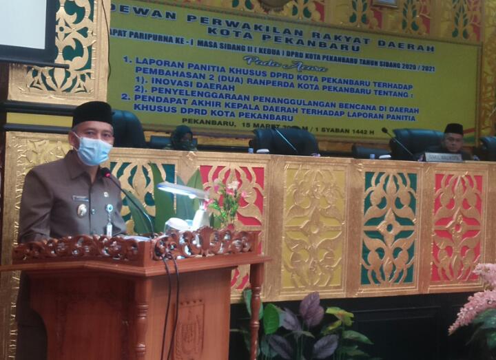 Wakil Walikota Pekanbaru Ayat Cahyadi saat memberikan pendapat akhir kepala daerah terhadap Perda Inovasi Daerah