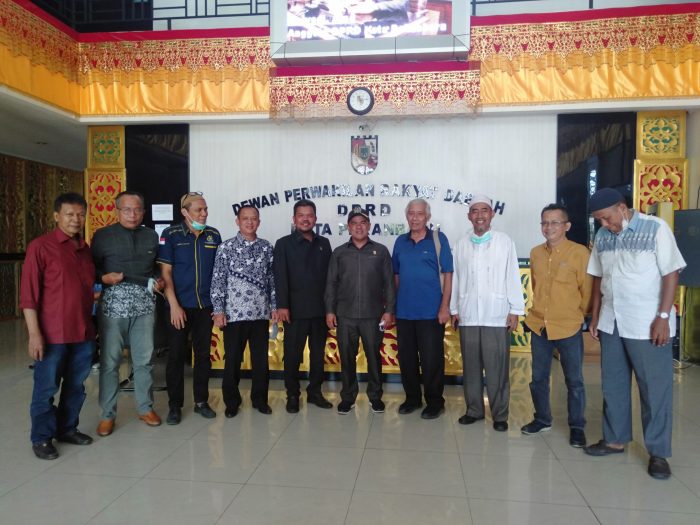 foto bersama perwakilan pedagang bersama para anggota komisi I DPRD kota Pekanbaru