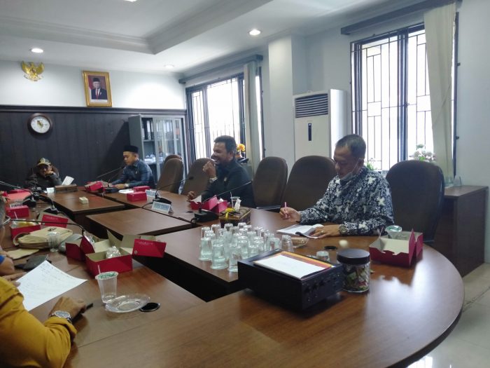 suasana hearing komisi I dan para pedagang pasar bawah