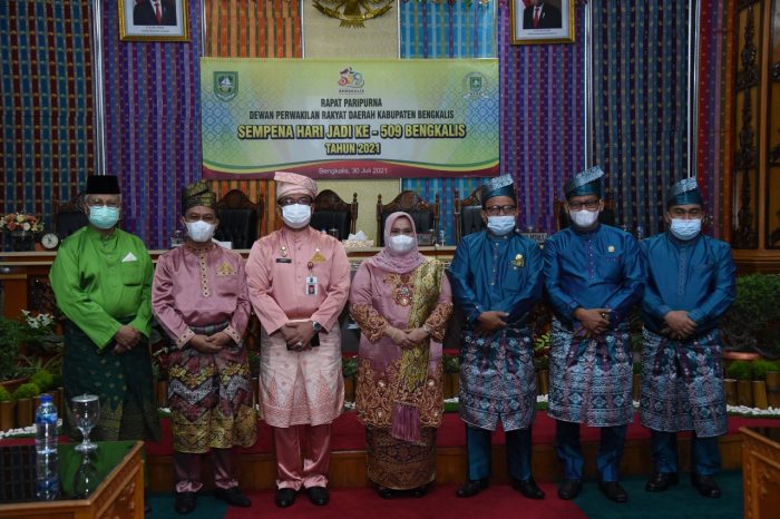 Anggota DPR RI yang juga mantan Bupati Bengkalis, Syamsurizal, wakil Bupati Bagus Santoso, mewakili Gubri Syahrial Abdi, Bupati Bengkalis Kasmarni, Ketua DPRD Khairul Umam dan Wakil Ketua DPRD Sofian dan Syaiful Ardi