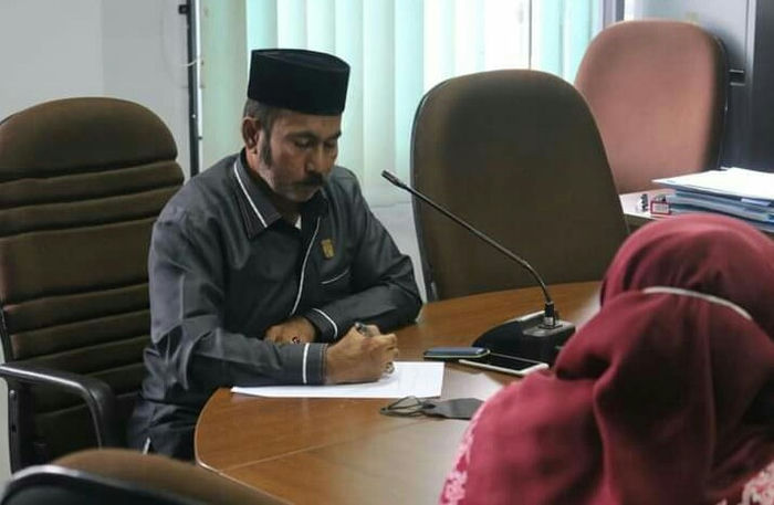 Ketua Komisi II H Fatullah Saat memimpin hearing