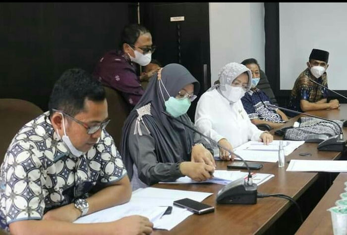 Paranggota Komisi II tampak hadir dan mengikuti jalannya rapat