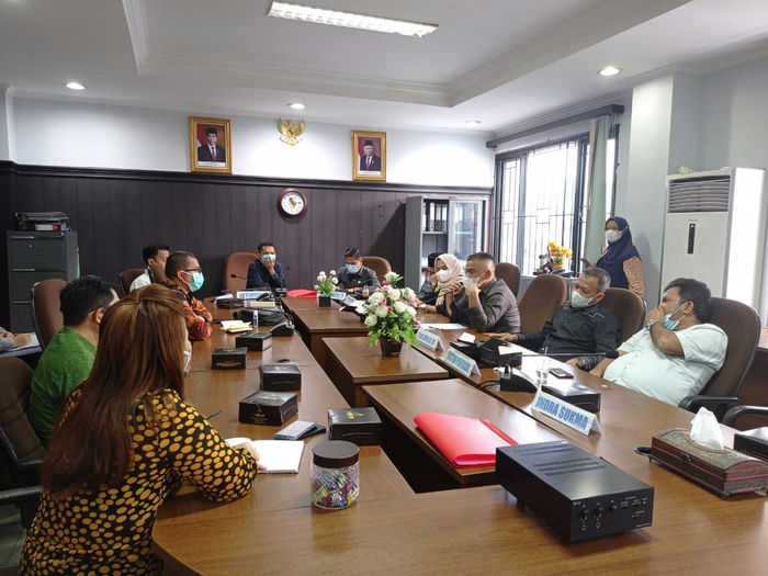 Suasana hearing antara Komisi I dan pihak Awal Bros