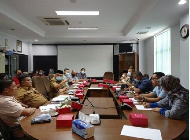 Suasana jalannya hearing antar Komisi IV dan DLHK dan pihak perusahaan