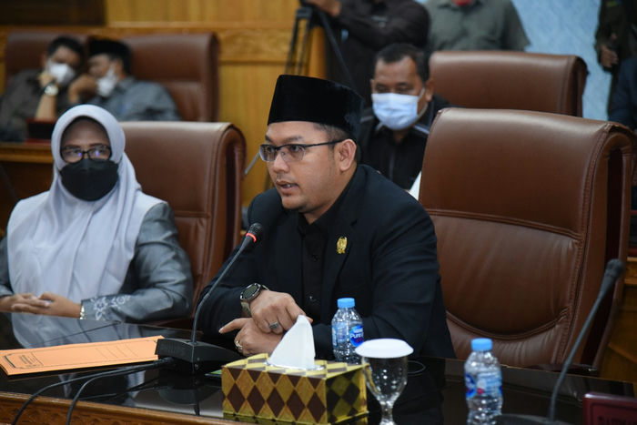 Anggota DPRD Bengkalis Surya Budiman menyampaikan tanggapannya