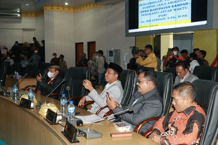 Anggota DPRD Kampar terlihat serius mengikuti rapat paripurna