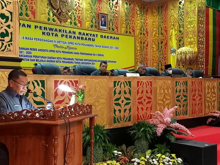 PLT Sekwan DPRD Kota Pekanbaru Baharuddin saat menyampaikan tata tertib rapat paripurna penyampaian Rancangan Peraturan Daerah (Ranperda) tentang Pertanggungjawaban Pelaksanaan APBD 2021