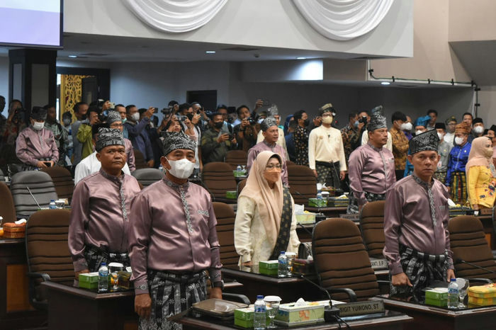 Para anggota dewan dan tamu undangan yang hadir saat menyanyikan lagu indonesia raya