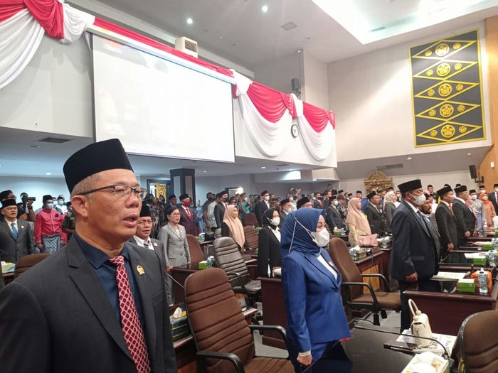 Para anggota dewan yang hadir saat paripurna