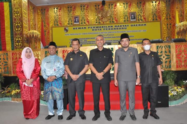 Pimpinan rapat paripurna Nofrizal berfoto bersama Pj walikota Muflihun dan wakil ketua dprd lainnya