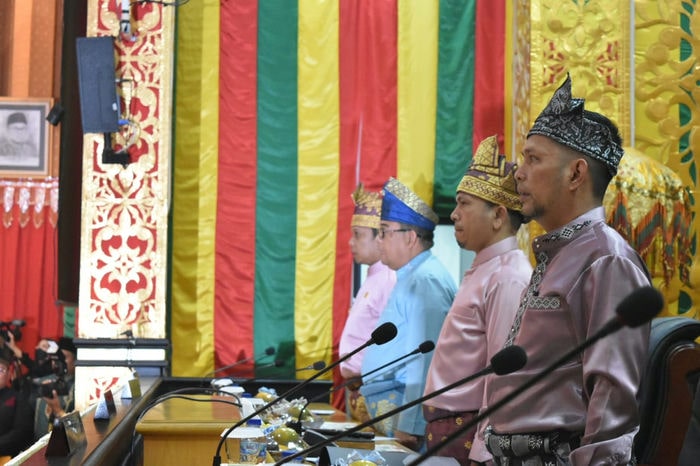 Pj walikota Pekanbaru Muflihun (kiri ujung), Wagubri Eddy Natar, Ketua DPRD Kota Pekanbaru Muhammad Sabarudi, Wakil ketua DPRD Tengku Azwendi Fajri (kanan ujung)