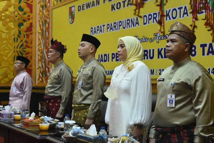 Plt Sekwan DPRD Kota pekanbaru Baharuddin (kiri ujung) bersama para kabag di sekretariat yang mengikuti rapat paripurna