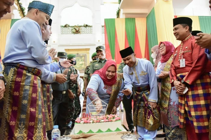 Bupati Bengkalis Kasmarni memotong kue ulang Tahun Bengkalis Ke 510