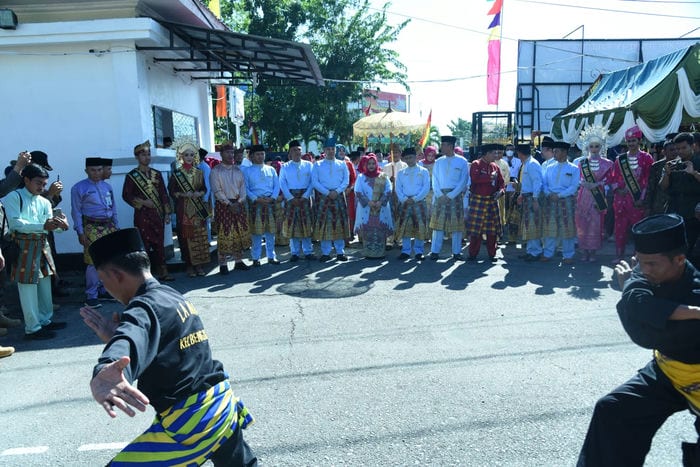 Bupati Bengkalis dan rombongan disambut silat melayu dipintu gerbang DPRD