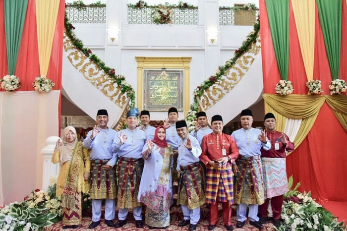 Bupati Kasmarni dan Wakil Bupati Bagus Santoso serta Forkopimda berfoto bersama di rumah dinas wisma sri mahkota