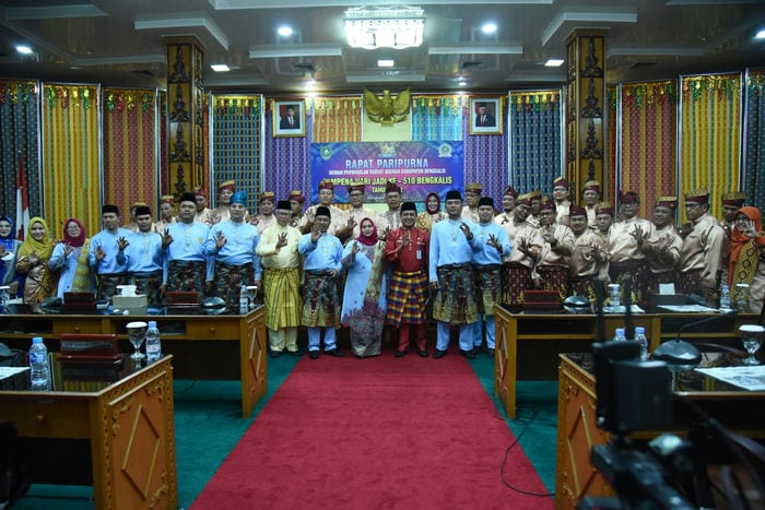 Bupati di dampingi wakil Bupati beserta forkompinda dan anggota DPRD berfoto bersama usai sidang Paripurna