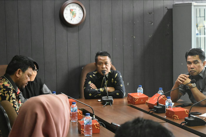 Ketua Fraksi Gabungan Hanura-NasDem DPRD Pekanbaru Ali Suseno saat bertanya dalam rapat