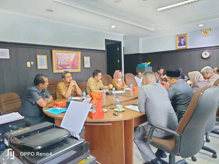 Pihak Kesbangpol Pekanbaru yang datang saat hearing