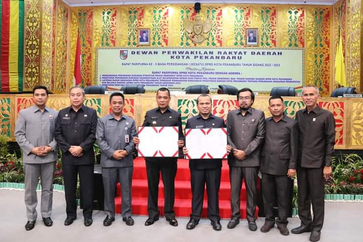 Foto bersama Pimpinan DPRD Kota Pekanbaru bersama dengan Pj. Walikota Pekanbaru dan jajaran