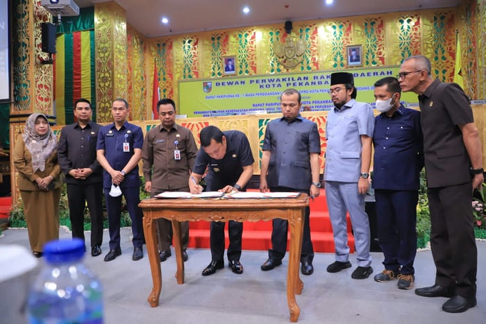 Pj Walikota Pekanbaru Muflihun menandatangani MoU KUA-PPAS APBD Kota Pekanbaru Tahun Anggaran 2022