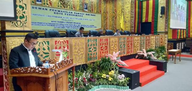 Plt Sekwan Maisisco saat membacakan susunan tata tertib acara di sidang paripurna sekaligus membacakan kehadiran Anggota DPRD Kota Pekanbaru