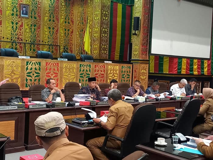 Rapat Hearing dipimpin Ketua Komisi I dan diikuti para Anggota Komisi I