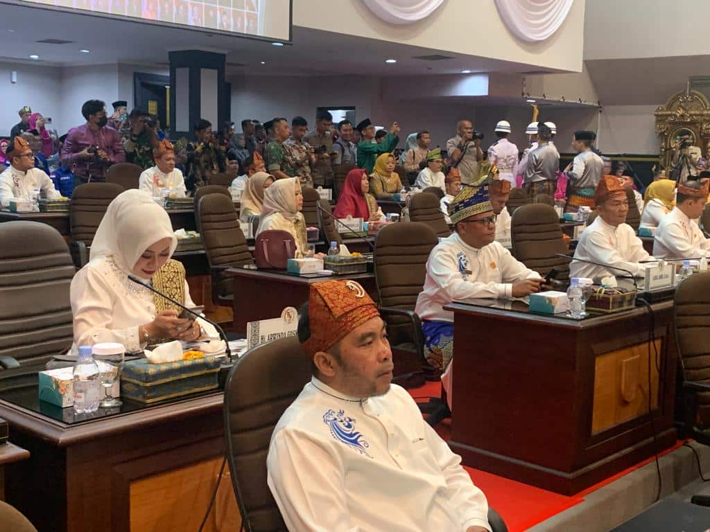 para anggota DPRD yang hadir saat paripurna