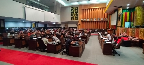 Komisi II DPRD Kota Pekanbaru saat hearing bersama Pertamina, Dinas Perindustrian dan Perdagangan (Disperindag) Kota Pekanbaru, PT Surya Global Mandiri (SGM) serta 60 pemilik pangkalan gas elpiji 3 Kg