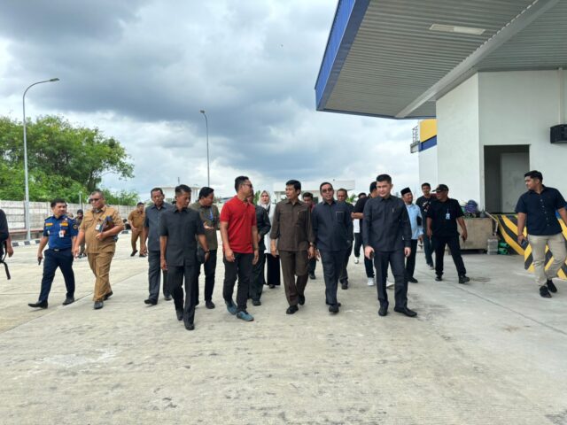 Komisi IV saat berkeliling pergudangan