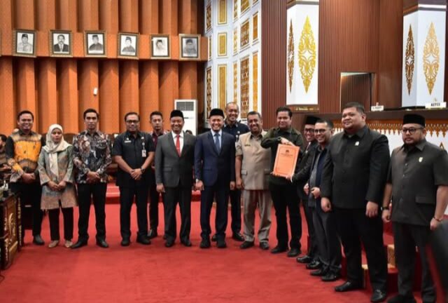 Foto bersama usai Penetapan Pasangan Walikota dan Wakil Walikota Pekanbaru periode 2025-2030