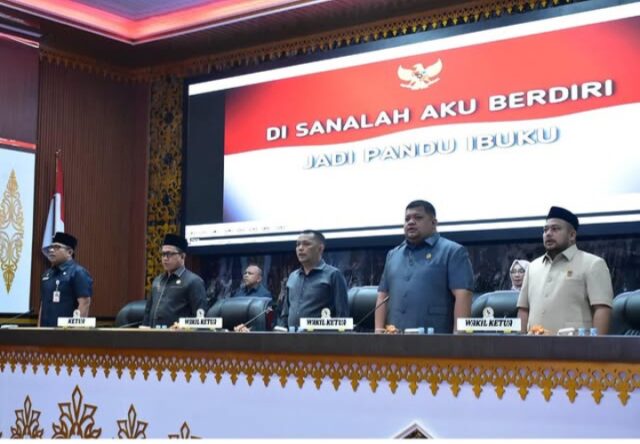 Rapat paripurna dipimpin langsung oleh Ketua DPRD Kota Pekanbaru Muhammad Isa Lahamid