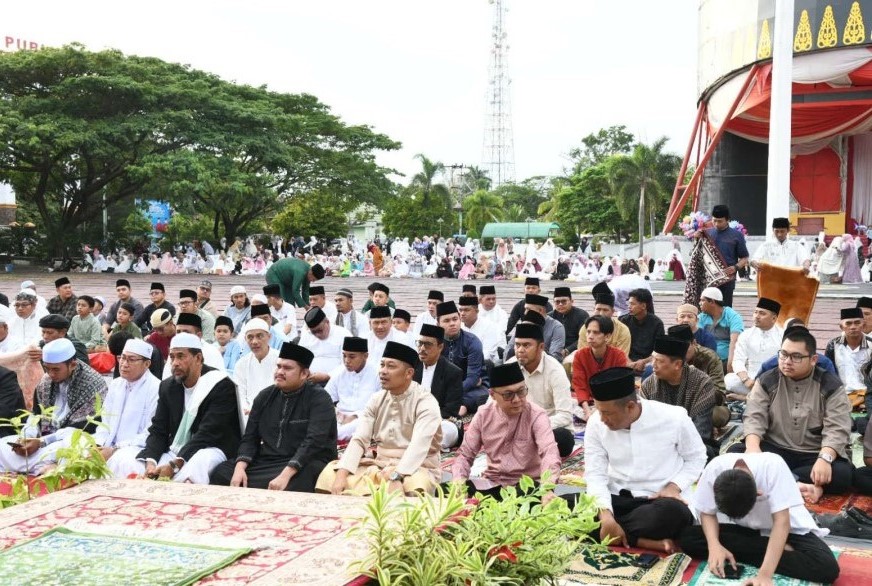 Wakil Bupati Bengkalis Bagus Santoso melakukan Salat Idul Adha di Lapangan Tugu Bengkalis