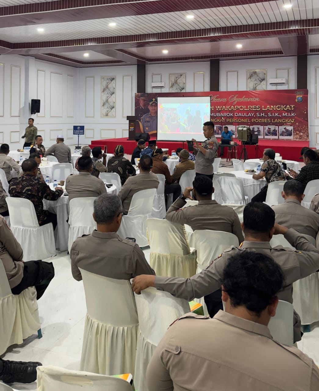 Kapolres Langkat AKBP David Triyo dan Jajaran, Bersama Masyarakat Nonton Bareng Wayang Kulit Program Kapolri.